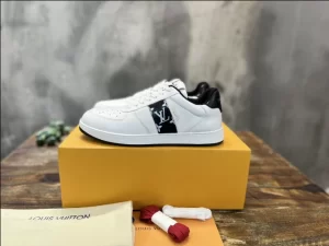 LOUIS VUITTON RIVOLI LOW-TOP SNEAKERS IN WHITE AND BLUE – LSVT369