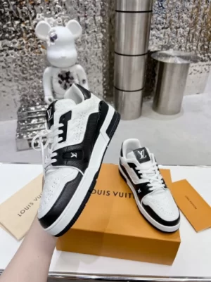 LOUIS VUITTON TRAINE SNEAKERS IN WHITE AND BLACK – LSVT382