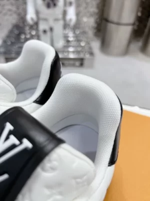 LOUIS VUITTON TRAINE SNEAKERS IN WHITE AND BLACK – LSVT382