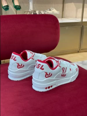 LOUIS VUITTON TRAINER LOW-TOP SNEAKERS IN WHITE AND RED – LSVT388