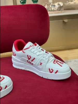 LOUIS VUITTON TRAINER LOW-TOP SNEAKERS IN WHITE AND RED – LSVT388