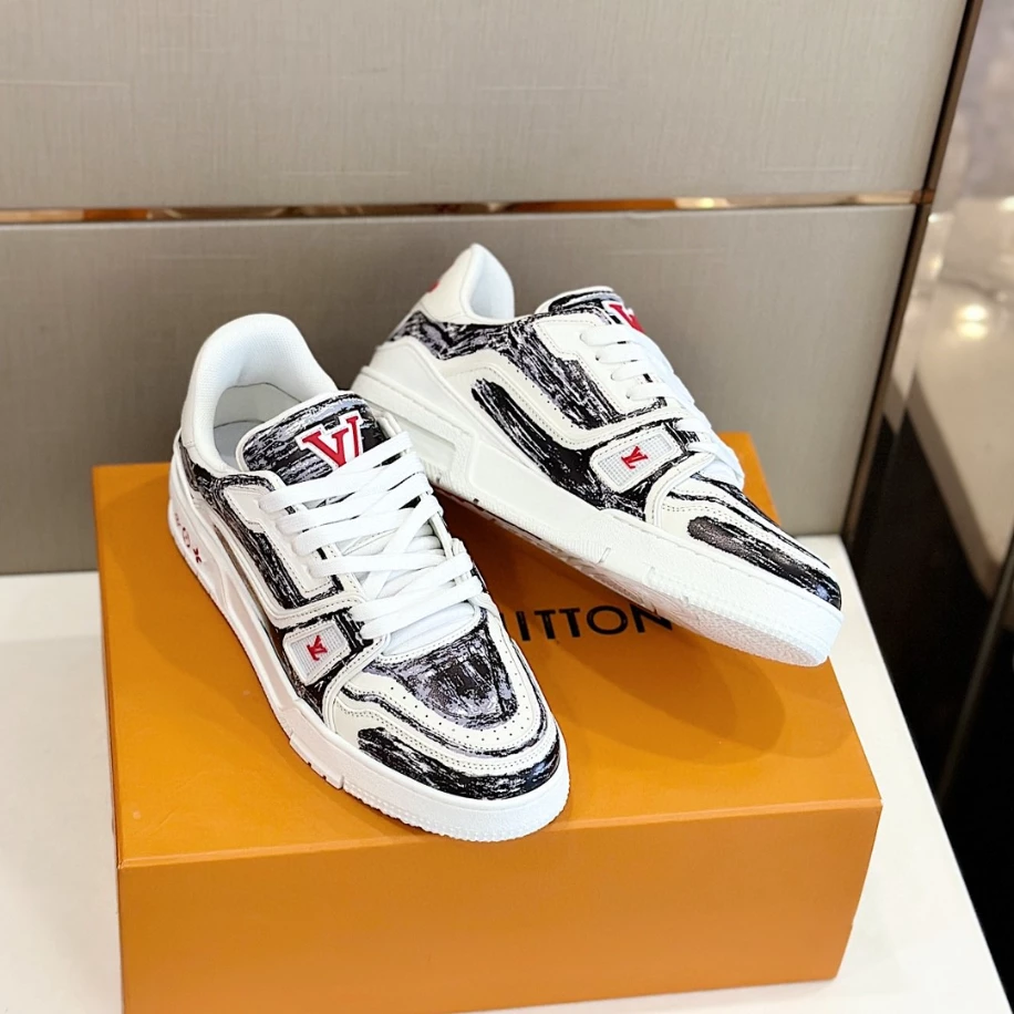 LOUIS VUITTON TRAINER SNEAKERS IN BLACK AND WHITE