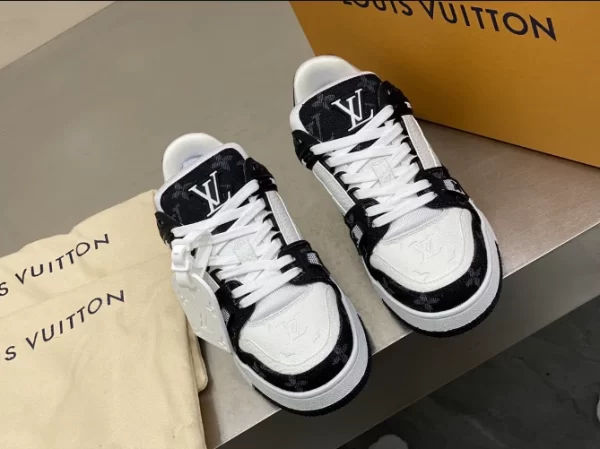 LOUIS VUITTON TRAINER SNEAKERS IN WHITE AND BLACK – LSVT341