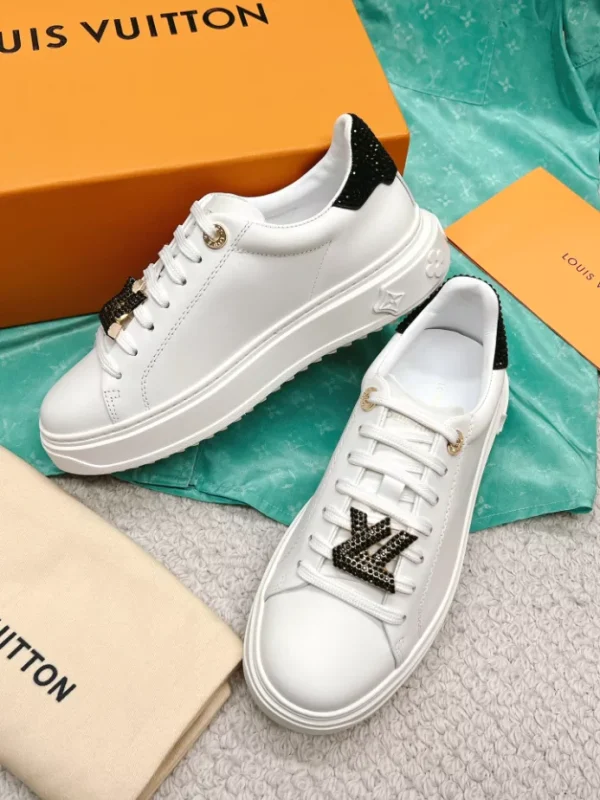 LV TIME OUT SNEAKER – LSVM040