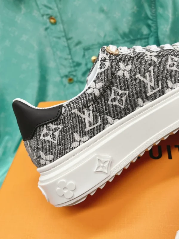 LV TIME OUT SNEAKER – LSVM041