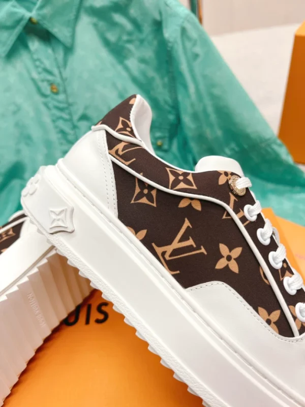 LV TIME OUT SNEAKER – LSVM043