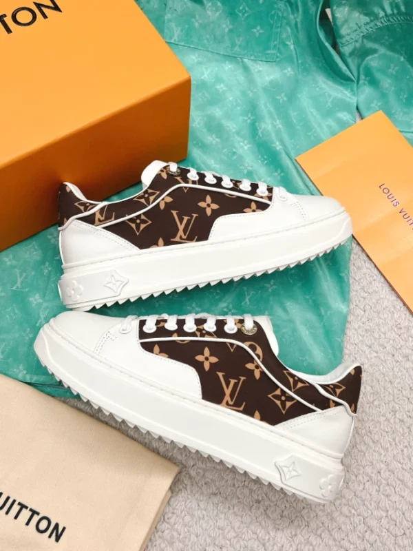 LV TIME OUT SNEAKER – LSVM043