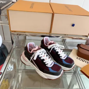 LV WOMEN'S RUN 55 SNEAKER – LSVM063