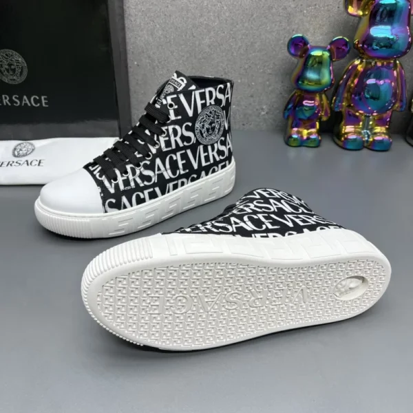 VERSACE LA GRECA LOGO PRINT HIGH TOP SNEAKER - VS66