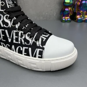 VERSACE LA GRECA LOGO PRINT HIGH TOP SNEAKER - VS66