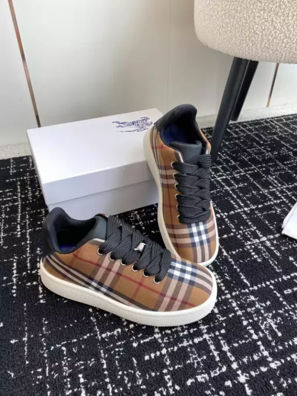 BURBERRY RANGLETON CHECK SNEAKERS - BBR102