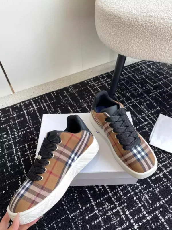 BURBERRY RANGLETON CHECK SNEAKERS - BBR102