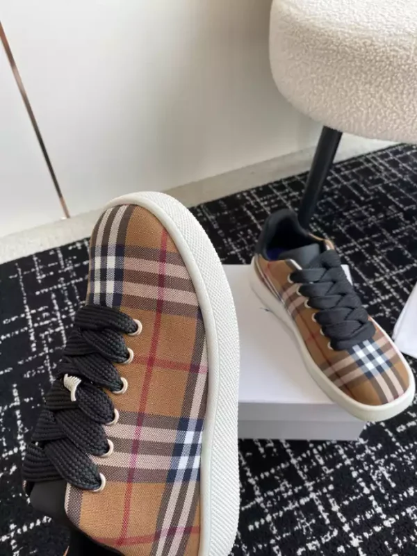 BURBERRY RANGLETON CHECK SNEAKERS - BBR102