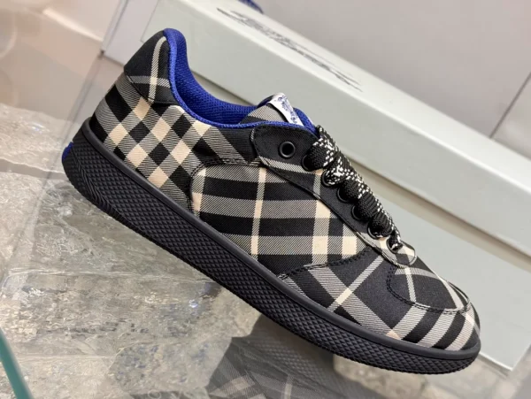 BURBERRY TERRACE CHECK SNEAKERS - BBR094