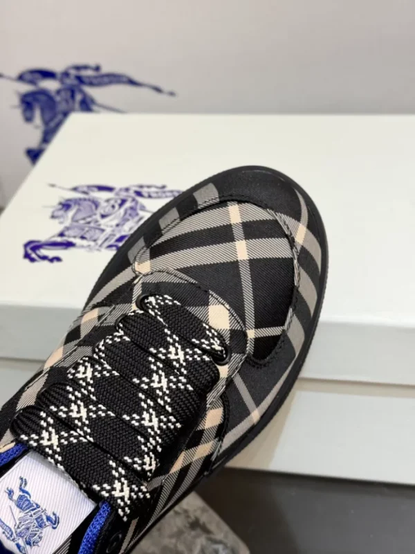 BURBERRY TERRACE CHECK SNEAKERS - BBR094