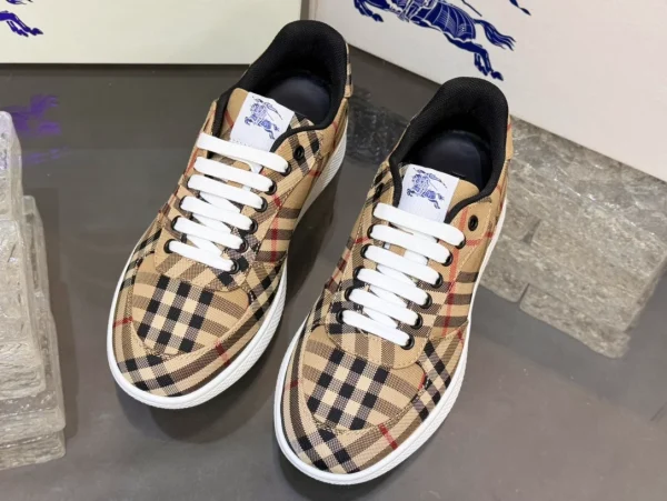 BURBERRY TERRACE CHECK SNEAKERS - BBR105