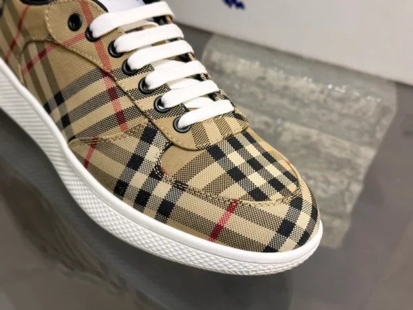 BURBERRY TERRACE CHECK SNEAKERS - BBR105