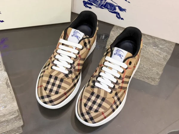 BURBERRY TERRACE CHECK SNEAKERS - BBR105