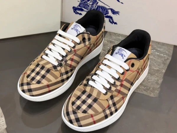 BURBERRY TERRACE CHECK SNEAKERS - BBR105