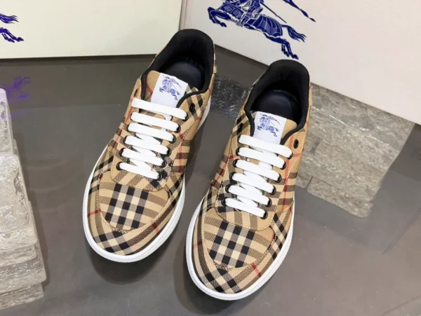 BURBERRY TERRACE CHECK SNEAKERS - BBR105