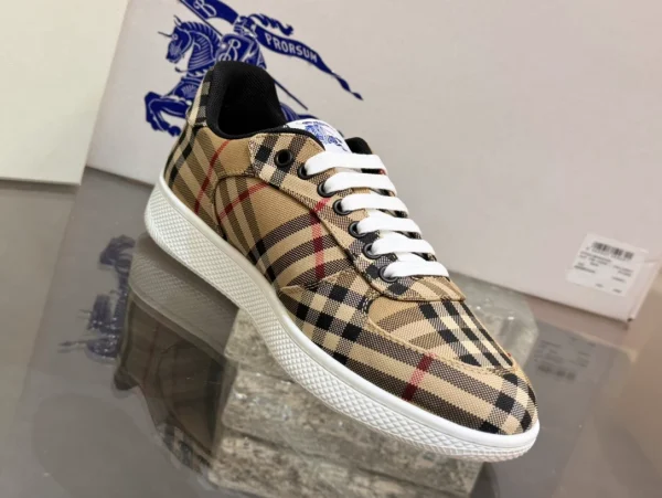 BURBERRY TERRACE CHECK SNEAKERS - BBR105