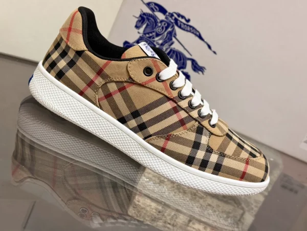 BURBERRY TERRACE CHECK SNEAKERS - BBR105