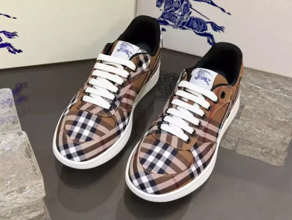 BURBERRY TERRACE CHECK SNEAKERS - BBR106