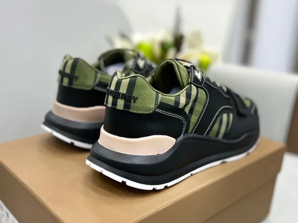 BURBERRY VINTAGE CHECK SNEAKERS - BBR118