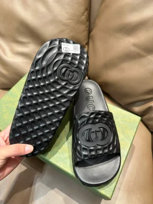 GUCCI MEN'S INTERLOCKING G SLIDE SANDAL - SDG023