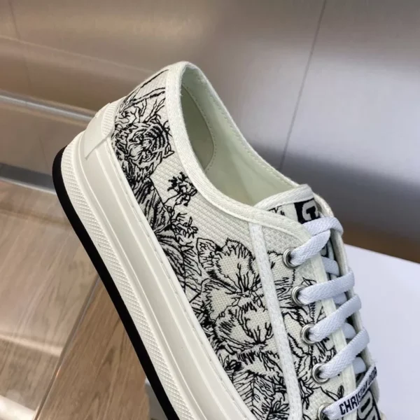 WALK'N'DIOR PLATFORM SNEAKERS UNISEX TOILE DE JOUY VOYAGE EMBROIDERED WHITE – CD156