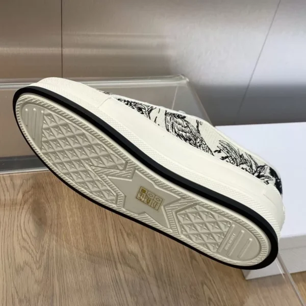 WALK'N'DIOR PLATFORM SNEAKERS UNISEX TOILE DE JOUY VOYAGE EMBROIDERED WHITE – CD156