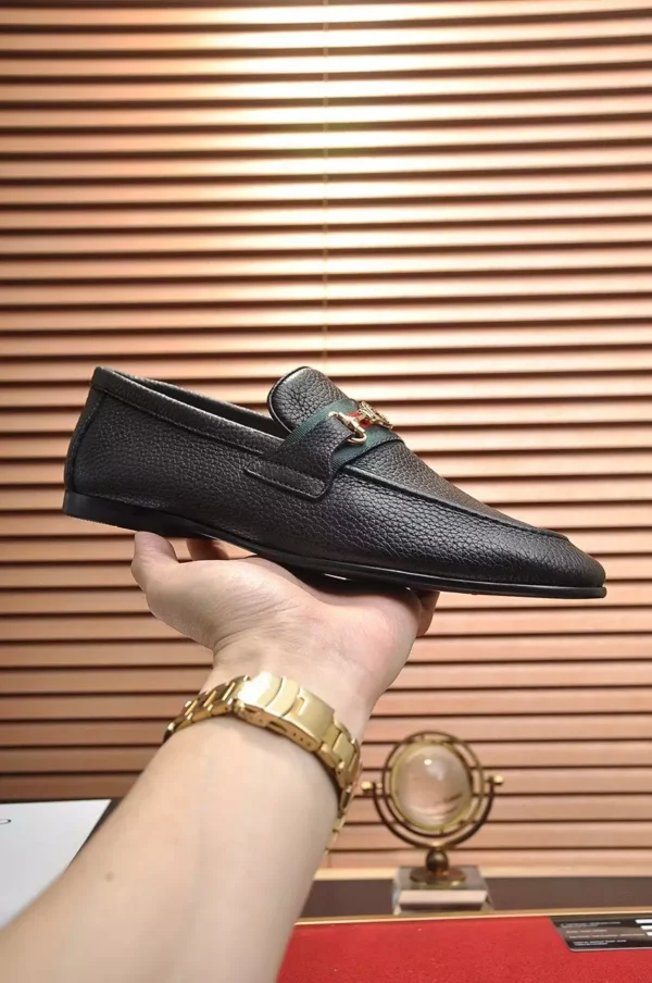 GUCCI WEB AND JORDAAN LEATHER LOAFER IN BLACK - LDG30