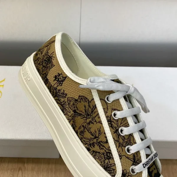 WALK'N'DIOR SNEAKERS WOMEN TOILE DE JOUY VOYAGE EMBROIDERED BEIGE – CD185