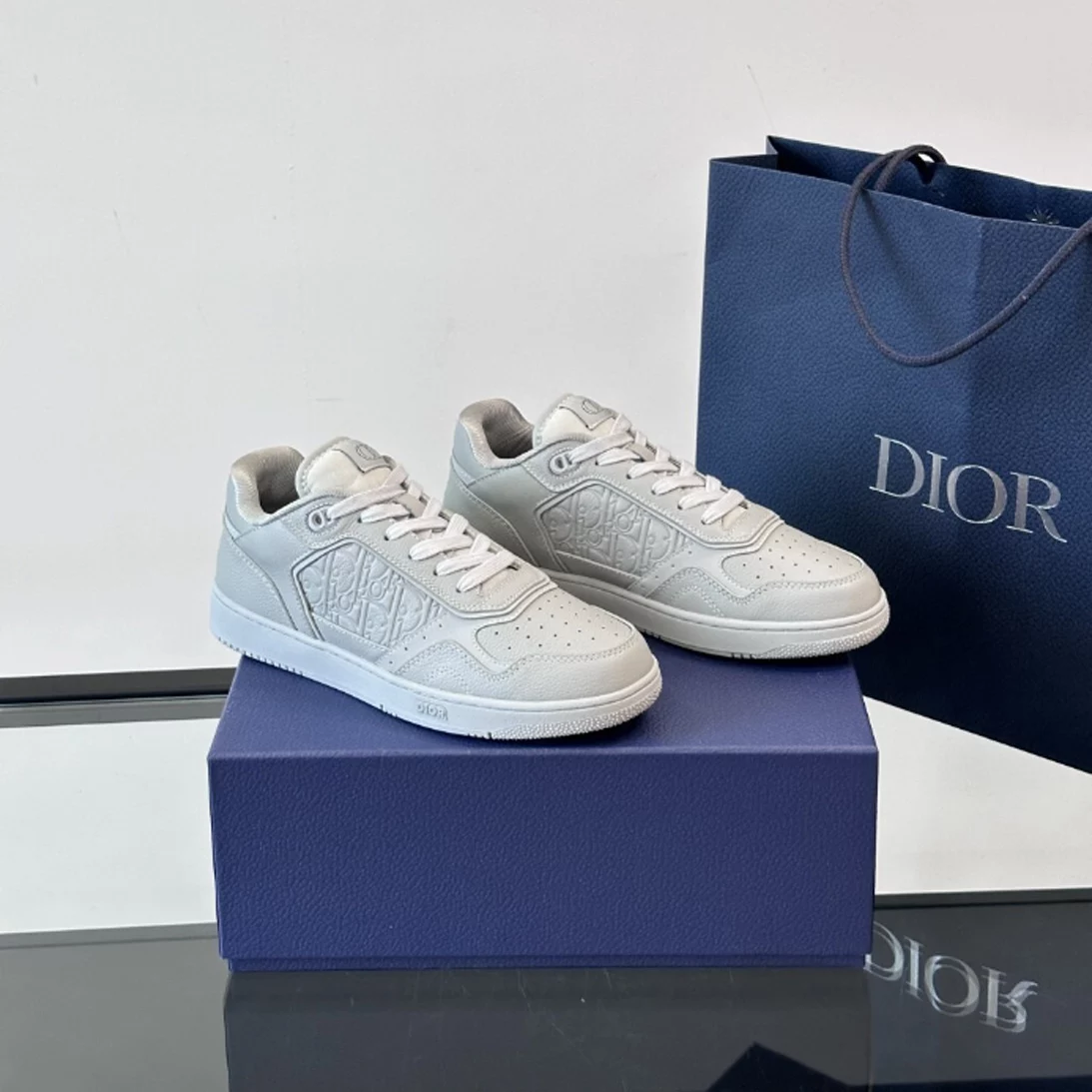 DIOR B27 UPTOWN LOW-TOP SNEAKERS GRAY GRAINED CALFSKIN AND GRAY GRAVITY LEATHER – CD221