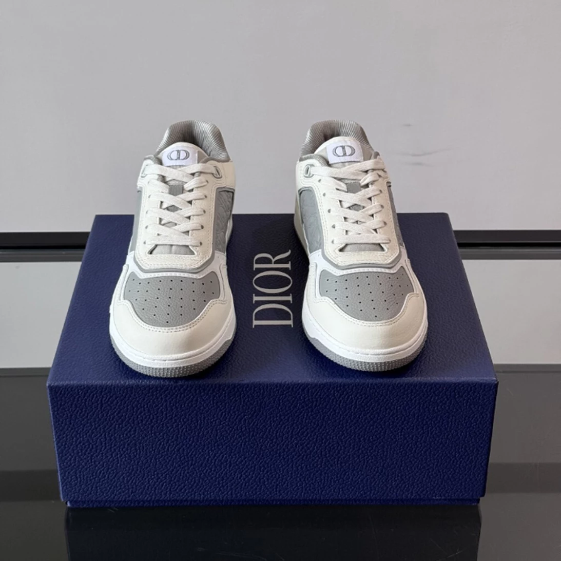 DIOR B27 UPTOWN LOW-TOP SNEAKERS WHITE SMOOTH CALFSKIN AND WHITE OBLIQUE JACQUARD – CD217