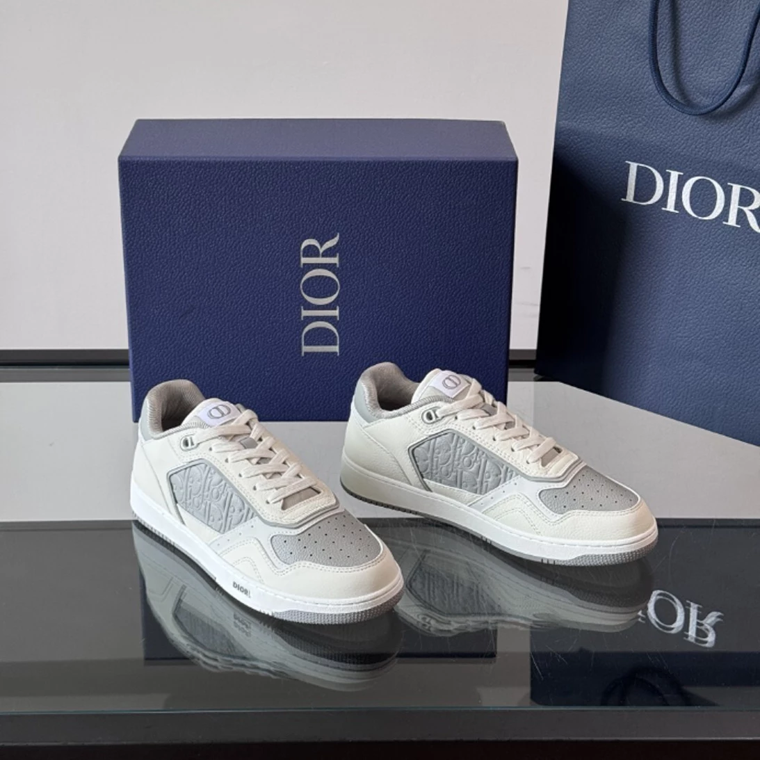 DIOR B27 UPTOWN LOW-TOP SNEAKERS WHITE SMOOTH CALFSKIN AND WHITE OBLIQUE JACQUARD – CD217