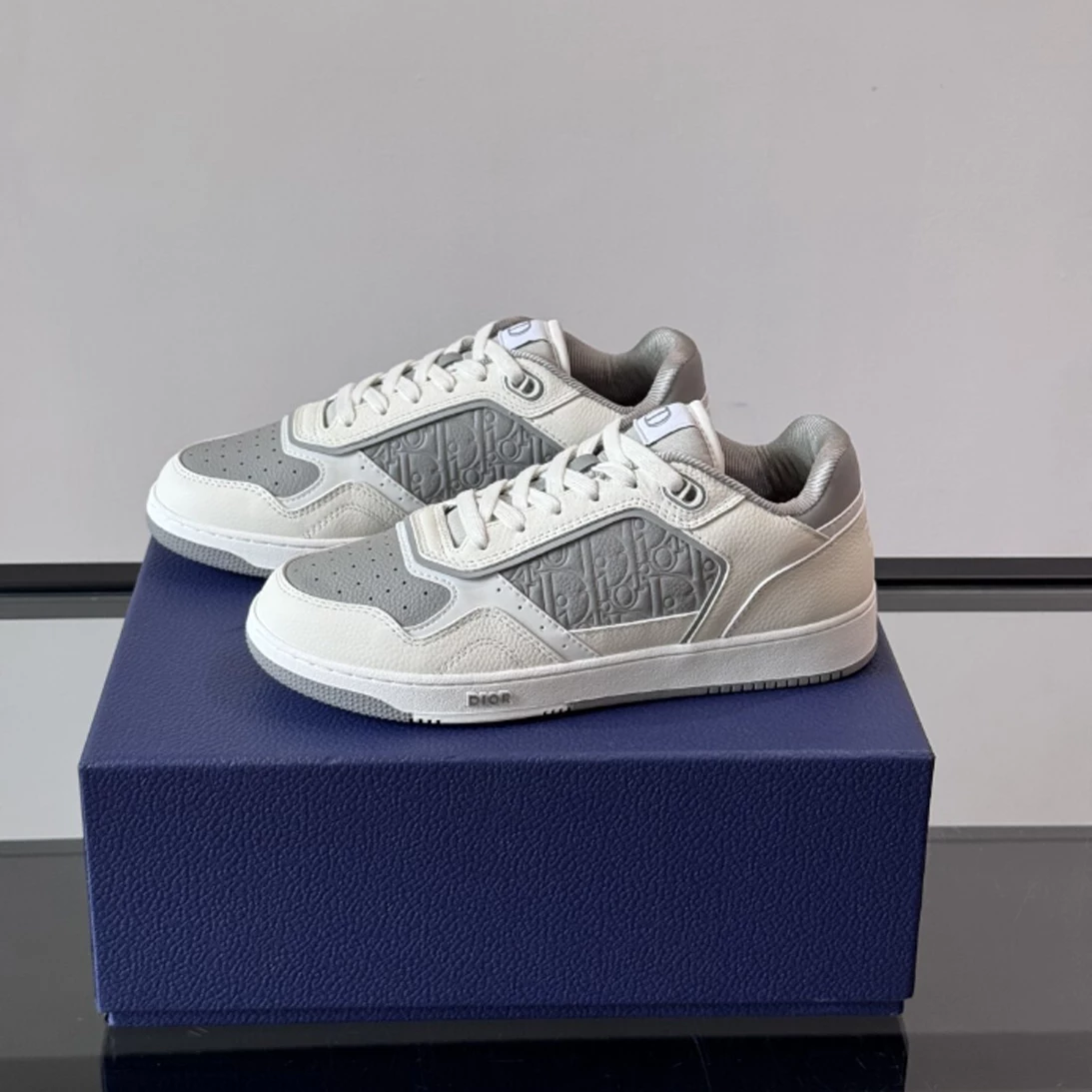 DIOR B27 UPTOWN LOW-TOP SNEAKERS WHITE SMOOTH CALFSKIN AND WHITE OBLIQUE JACQUARD – CD217
