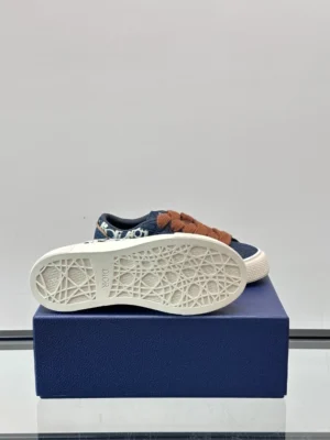 DIOR B33 SPIN SNEAKERS BLUE DENIM WITH BLUE AND BEIGE RAFFIA-EFFECT OBLIQUE DENIM – CD204