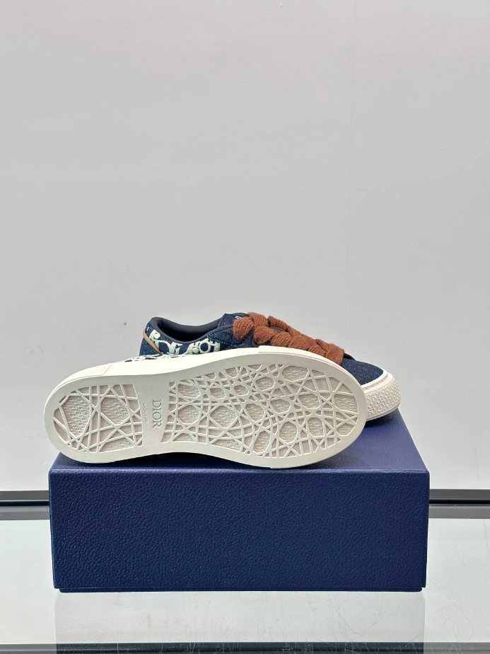 DIOR B33 SPIN SNEAKERS BLUE DENIM WITH BLUE AND BEIGE RAFFIA-EFFECT OBLIQUE DENIM – CD204