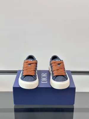 DIOR B33 SPIN SNEAKERS BLUE DENIM WITH BLUE AND BEIGE RAFFIA-EFFECT OBLIQUE DENIM – CD204