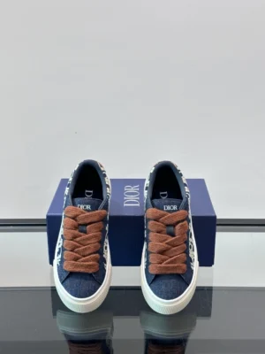 DIOR B33 SPIN SNEAKERS BLUE DENIM WITH BLUE AND BEIGE RAFFIA-EFFECT OBLIQUE DENIM – CD204