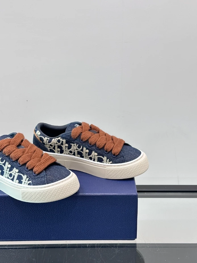 DIOR B33 SPIN SNEAKERS BLUE DENIM WITH BLUE AND BEIGE RAFFIA-EFFECT OBLIQUE DENIM – CD204