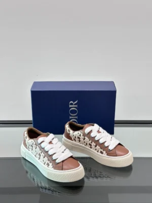 DIOR B33 SPIN SNEAKERS BROWN SMOOTH CALFSKIN AND CREAM OBLIQUE RAISED EMBROIDERY – CD203