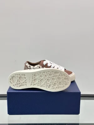 DIOR B33 SPIN SNEAKERS BROWN SMOOTH CALFSKIN AND CREAM OBLIQUE RAISED EMBROIDERY – CD203