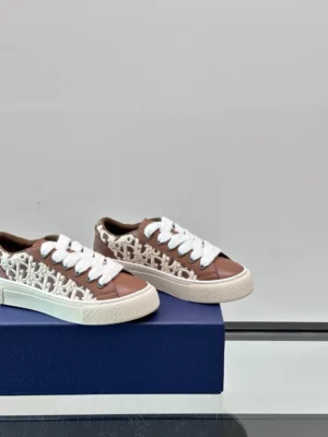 DIOR B33 SPIN SNEAKERS BROWN SMOOTH CALFSKIN AND CREAM OBLIQUE RAISED EMBROIDERY – CD203